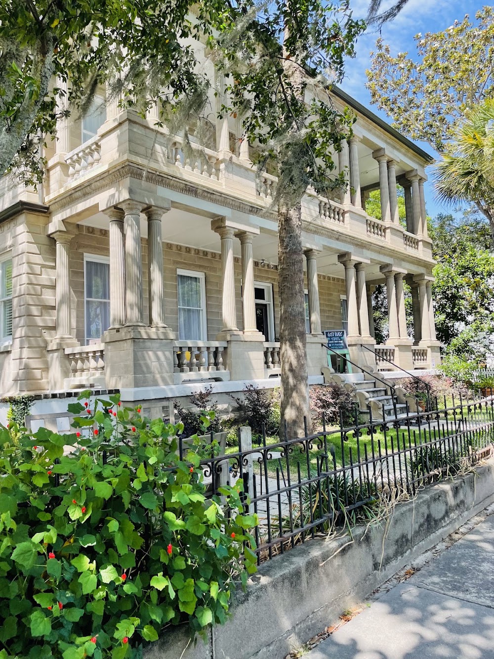 607 Bay Inn exterior