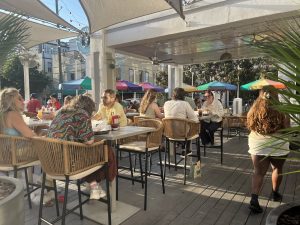 Zunzibar patio crowd